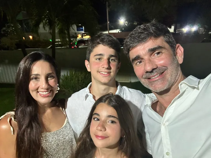 Carolina Barreto com o marido, Marcos, e os filhos, Júlia e Guilherme