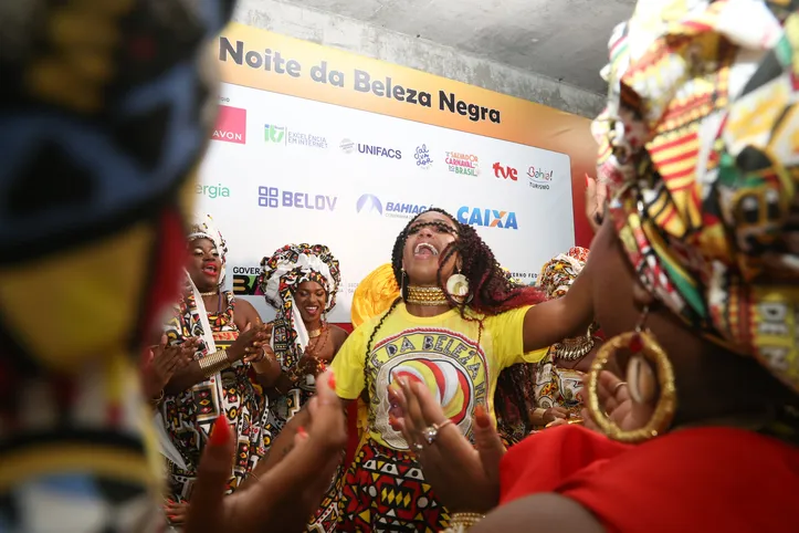 Larissa Valéria, a Deusa do Ébano 2024, dançou com candidatas