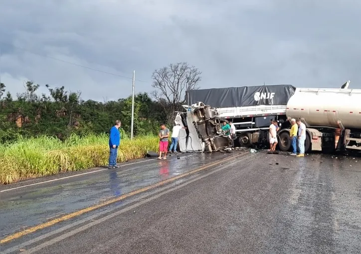 Imagem ilustrativa da imagem Batida deixa um morto e carretas ficam atravessadas em pista na Bahia