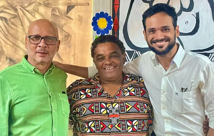 Rafael Dantas ladeado por Gilson Cardoso e Marcos Palmeira