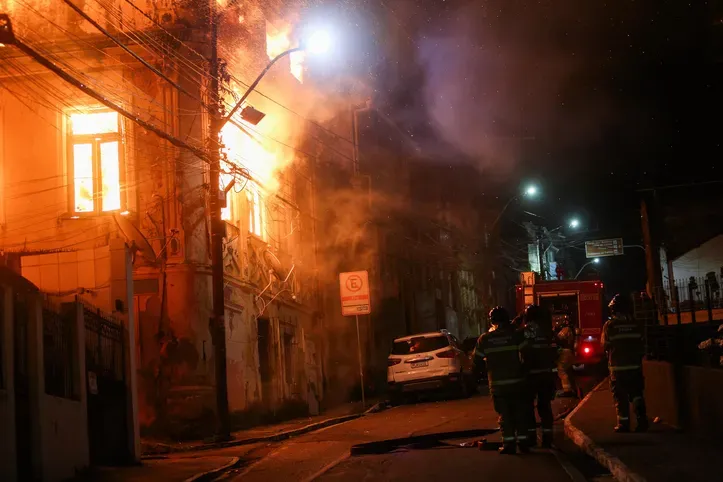 Imagem ilustrativa da imagem Bombeiros seguem com rescaldo no casarão incendiado no Carmo