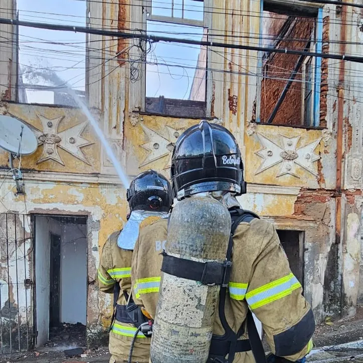 Imagem ilustrativa da imagem Bombeiros seguem com rescaldo no casarão incendiado no Carmo