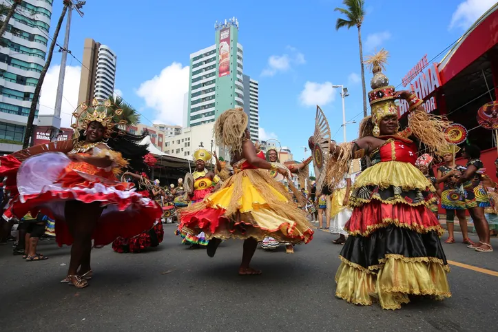 Imagem ilustrativa da imagem Cangaço na folia: Lampião e Maria Bonita aparecem armados no Fuzuê