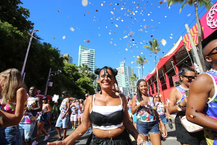 Imagem ilustrativa da imagem Cangaço na folia: Lampião e Maria Bonita aparecem armados no Fuzuê