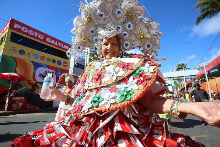 Imagem ilustrativa da imagem Cangaço na folia: Lampião e Maria Bonita aparecem armados no Fuzuê