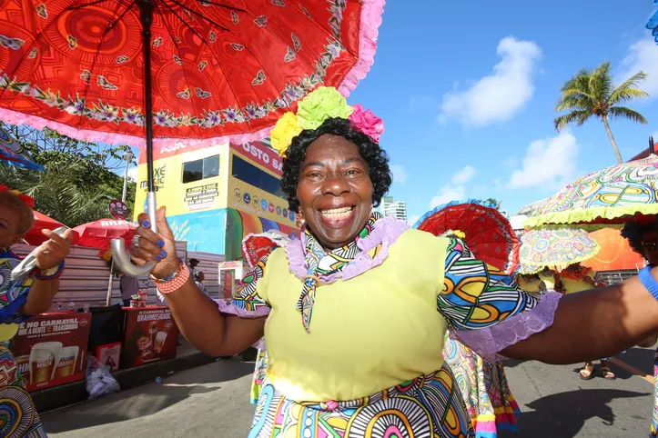 Imagem ilustrativa da imagem Cangaço na folia: Lampião e Maria Bonita aparecem armados no Fuzuê