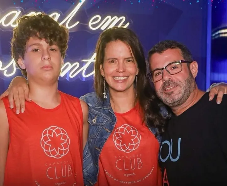 Eduardo, Larissa e Wilton Oliveira curtem o badalado Camarote Club