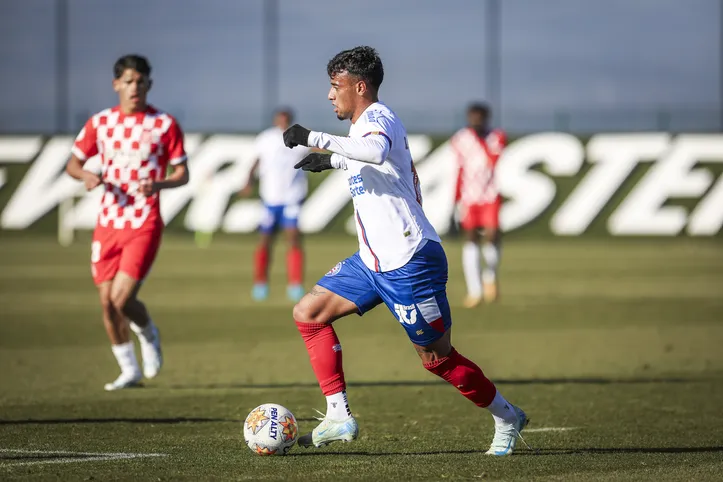 Lucho em jogo contra o Girona B, na Espanha