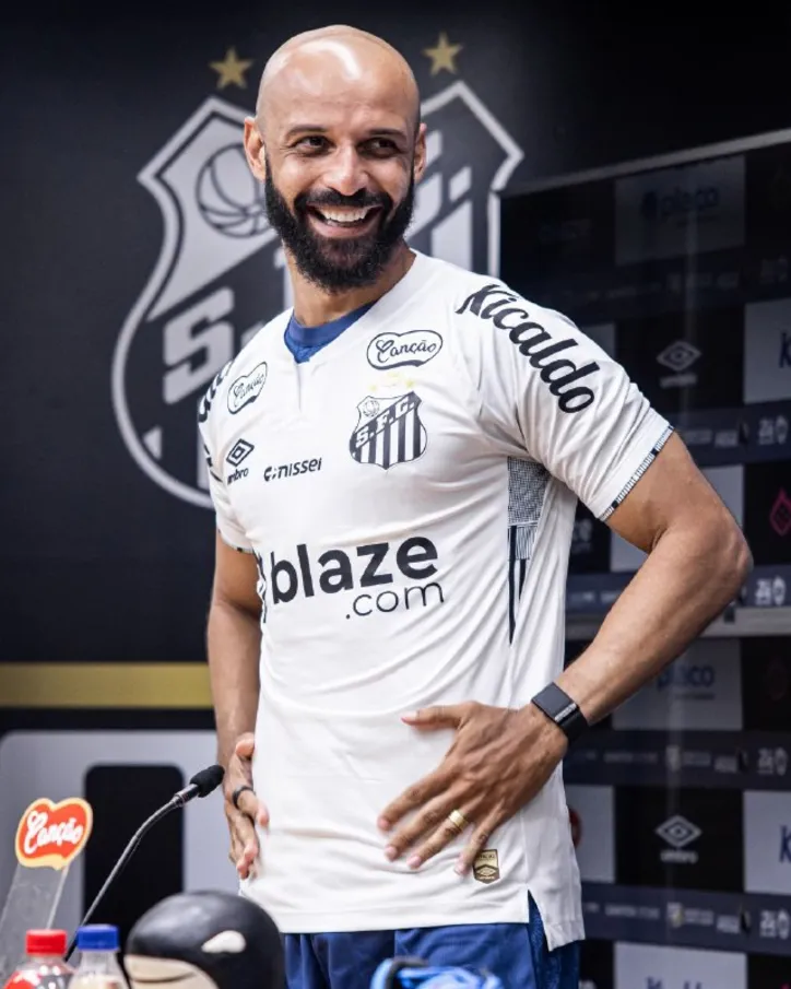 Thaciano, ex-jogador do Bahia, em apresentação no Santos