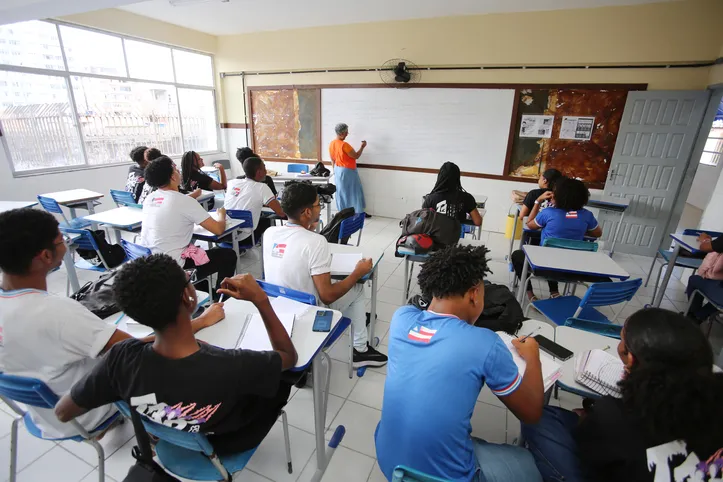 MASSA/SALVADOR/PORTAIS
ESPECIALISTAS E ESTUDANTES REAGEM,  CRITICAM ATUAL REFORMA DO NOVO ENSINO MÉDIO E AMEAÇAM COM NOVAS MANIFESTAÇÕES
Na foto: Alunos na sala de aula do Colégio Estadual Senhor do Bonfim
Foto: Olga Leiria / Ag. A TARDE
Data: 10/07/2024