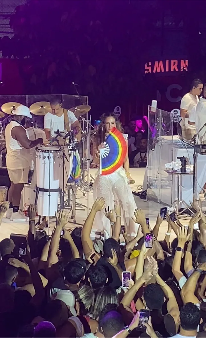 Imagem ilustrativa da imagem Claudia Leitte surpreende ao usar acessório LGBTQIA+ em show; VÍDEO