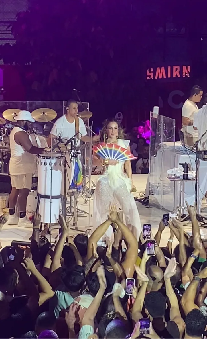 Imagem ilustrativa da imagem Claudia Leitte surpreende ao usar acessório LGBTQIA+ em show; VÍDEO