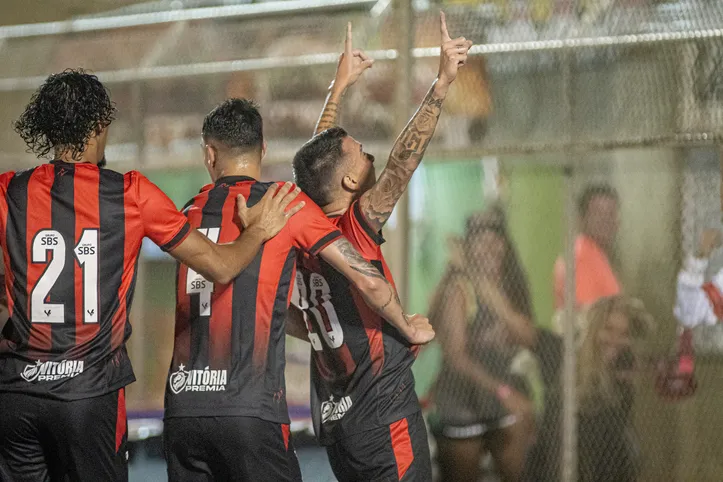 Bruno Xavier comemorando gol pelo Vitória ao lado dos companheiros