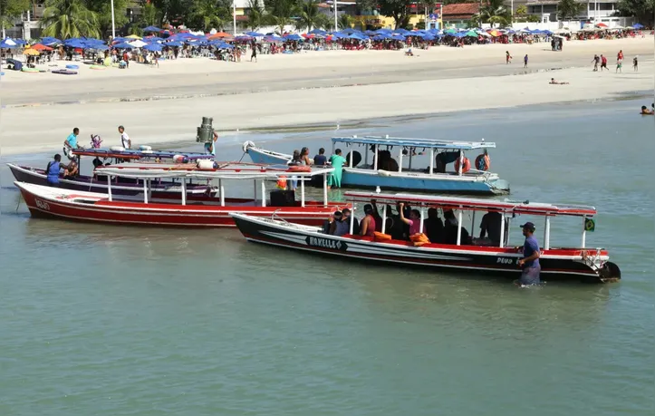 Embarcações que fazem linhas marítimas para ilhas e cercanias atracadas da praia de São Tomé de Paripe