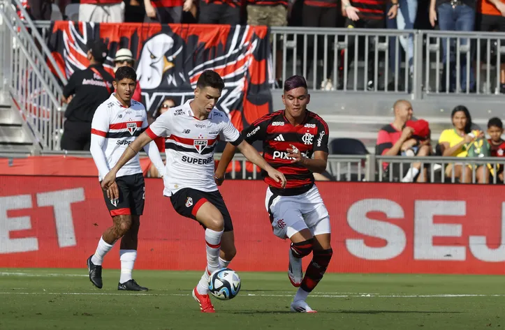 Oscar em ação com a camisa do São Paulo