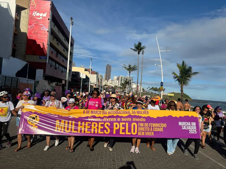 Em Salvador, mulheres marcham contra a violência machista na Barra