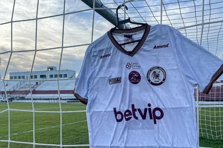 Camisa do Jacuipense na rede do Estádio Eliel Martins, a Arena Valfredão