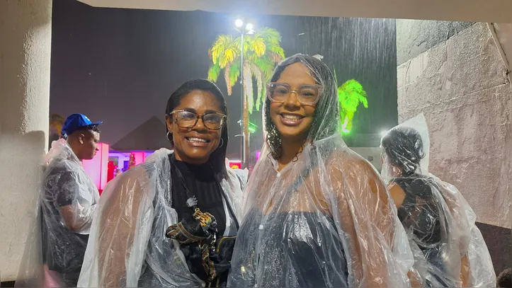 Público do Baile da Santinha precisou se proteger da chuva