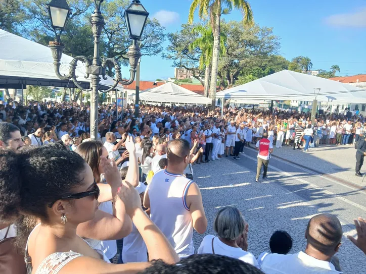 Imagem ilustrativa da imagem Fiéis lotam Colina Sagrada na última sexta de 2024: "Nossa esperança"