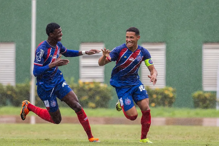 Tiago, do Bahia comemorando gol diante do maior rival