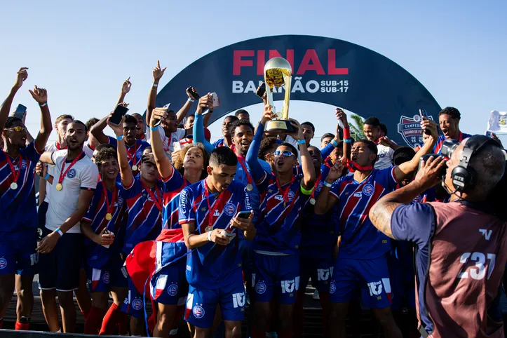 Equipe sub-17 do Bahia levantando o troféu de campeão baiano