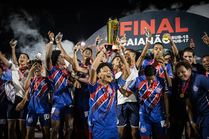 Equipe sub-15 do Bahia levantando o troféu de campeão baiano da categoria