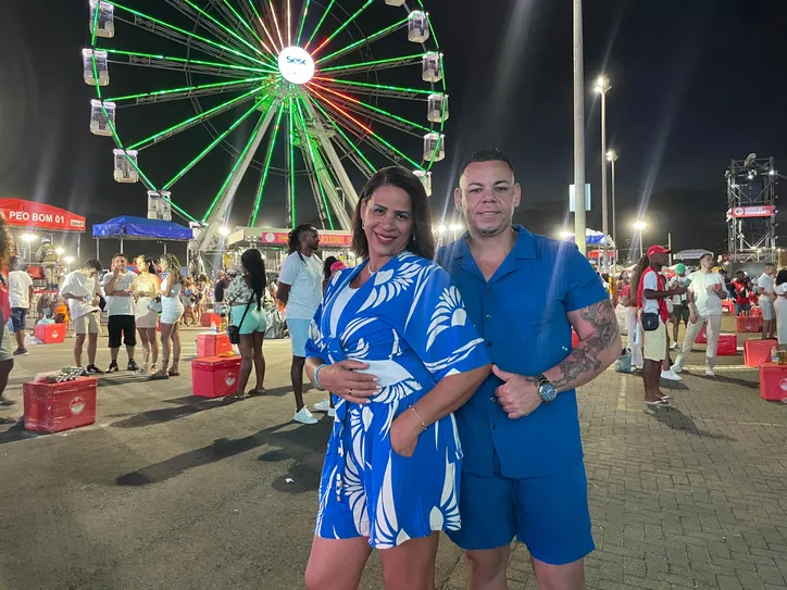 Wellington Nunes optou por usar azul com a esposa neste Réveillon