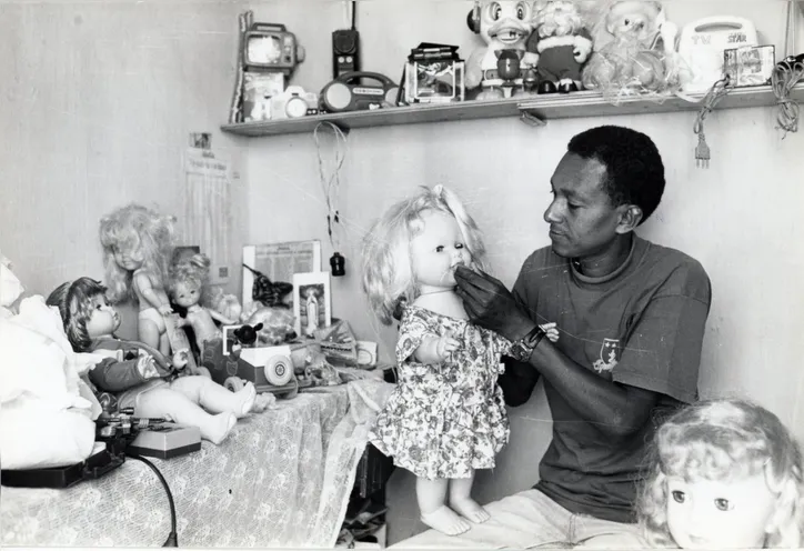 Rosalvo Bonfim, o Gepeto Baiano, em seu hospital de bonecas, em 1994