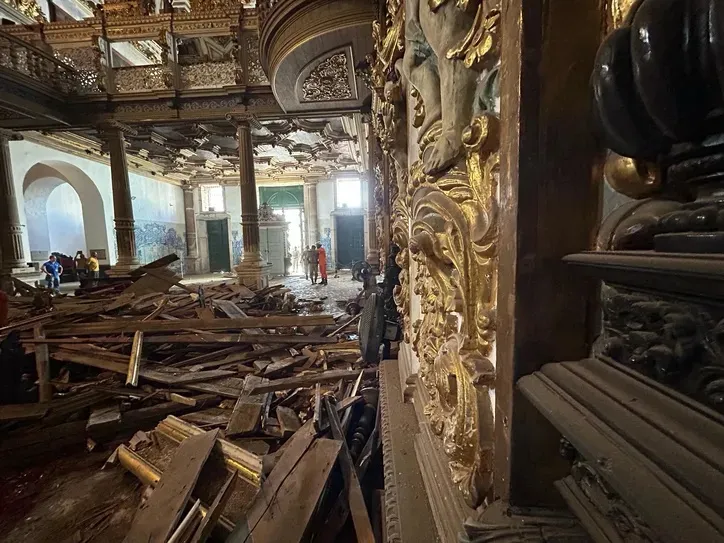 Veja como ficou interior da igreja após forro do teto ceder