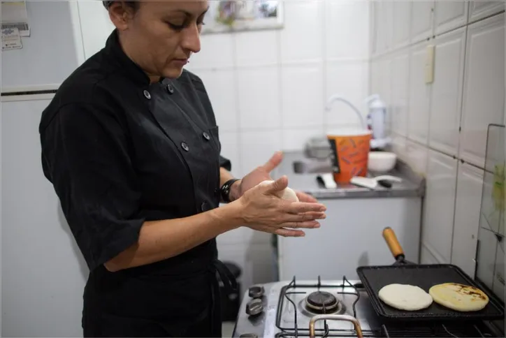 Maria Eumélia fazendo as tapas venezuelanas