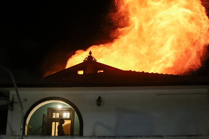 Ninguém ficou ferido e a causa do incêndio ainda é desconhecida