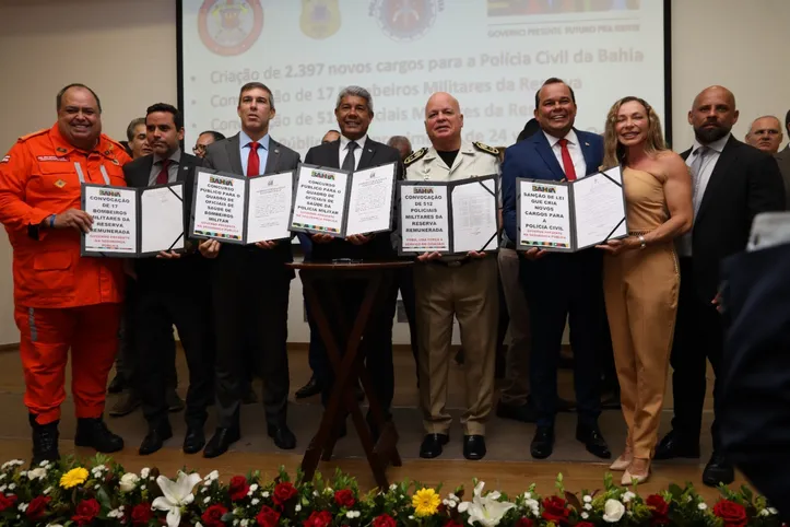 Jerônimo ao lado dos chefes das forças de segurança da Bahia, em cerimônia na quarta-feira, 22.