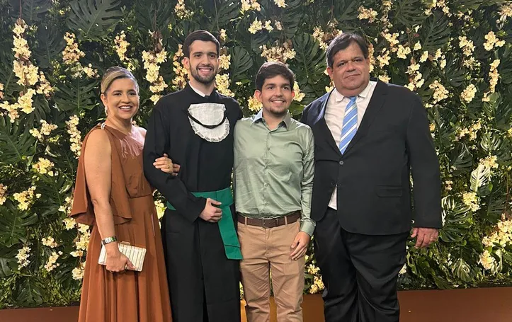 José Guilherme recebe seu diploma em Medicina