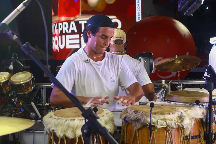 Imagem ilustrativa da imagem Marcelo Sangalo rouba cena como percussionista no trio de Ivete