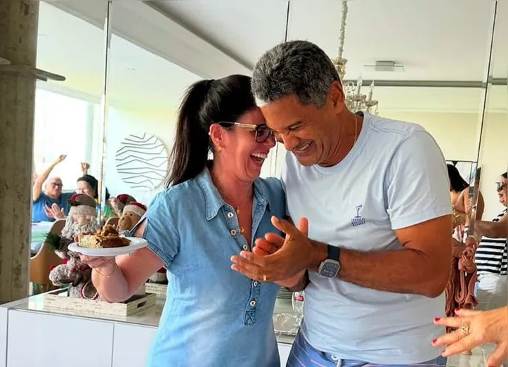 O aniversariante Vivaldo recebe o carinho da esposa, Tati