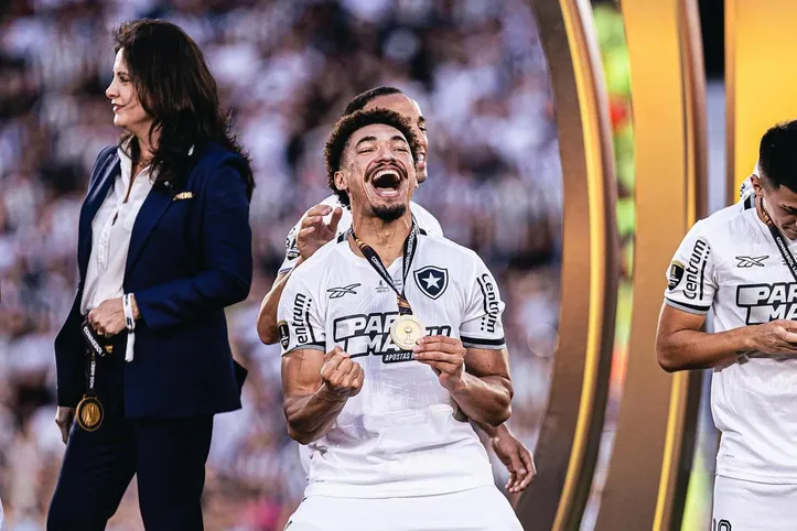 Adryelson celebrando título da Libertadores com o Botafogo