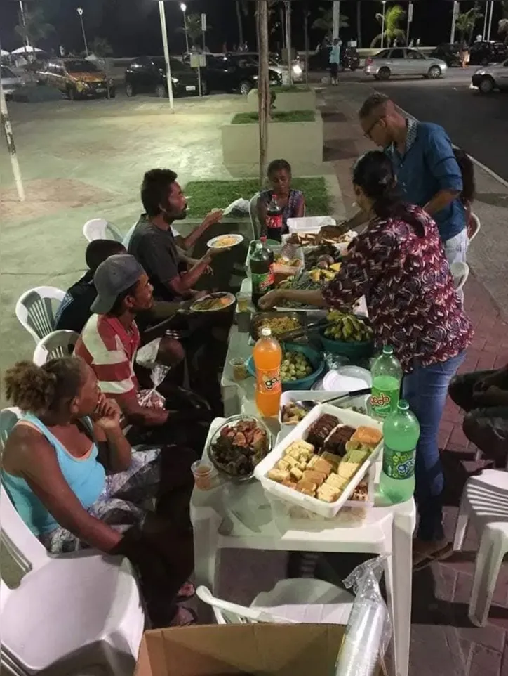 Imagem ilustrativa da imagem Morador promove ceia para pessoas em situação de rua em Itapuã