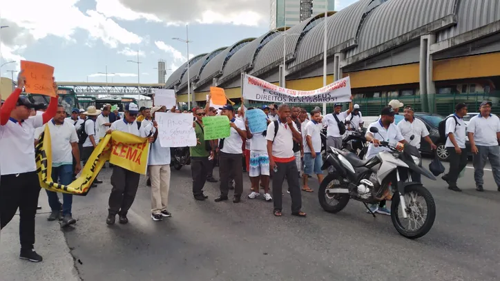 Dezenas de rodoviários demitidos do extinto Consórcio Salvador Norte se reuniram em protesto