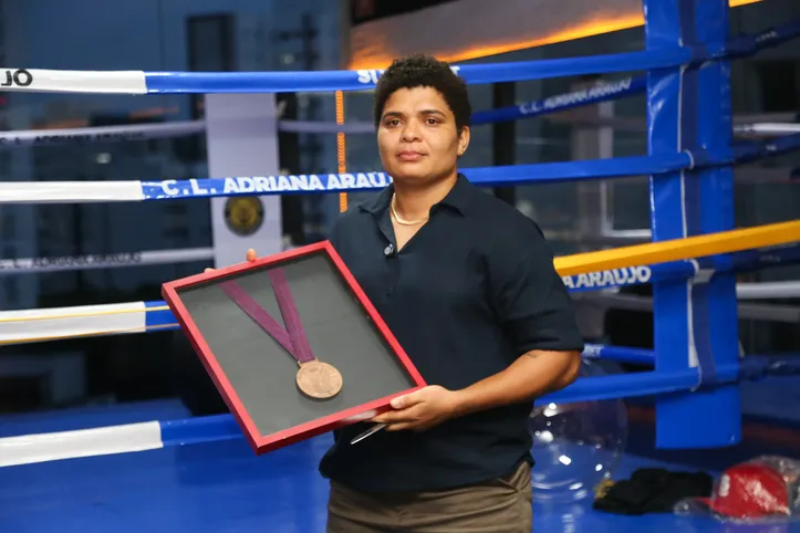 Adriana Araújo com sua medalha de bronze, conquistada nas Olimpíadas de 2012