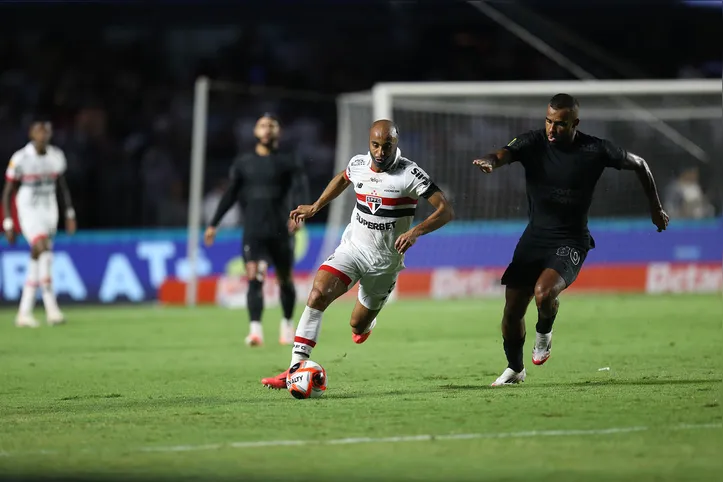 Lucas Mouras em ação durante partida do São Paulo