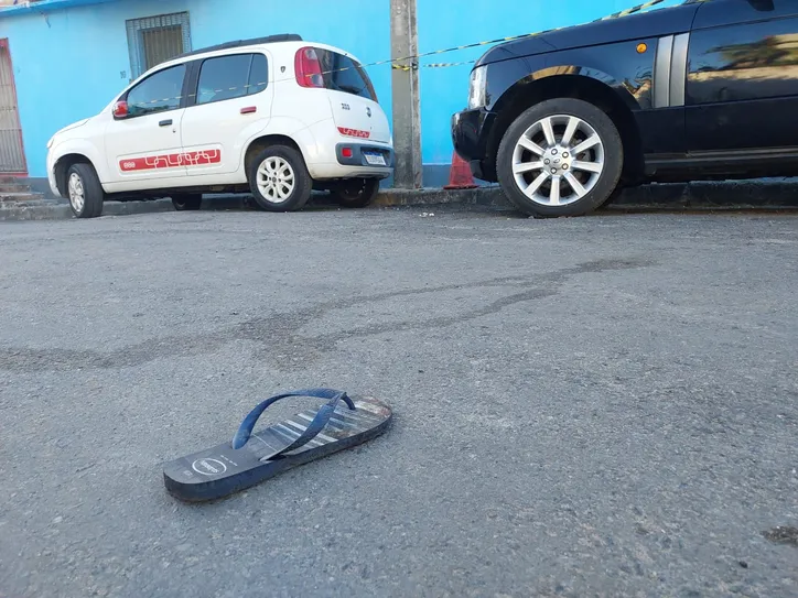 Na rua do crime, além de alguns carros estacionados de possíveis clientes, a sandália de Uriel com marcas de sangue