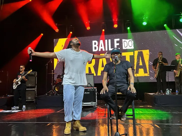 Edson Gomes e Jeremias Gomes no palco do Baile do Rasta