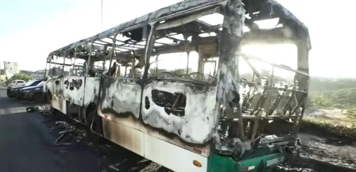 Imagem ilustrativa da imagem Suspeitos de incendiar ônibus em Salvador são pessoas em situação de rua