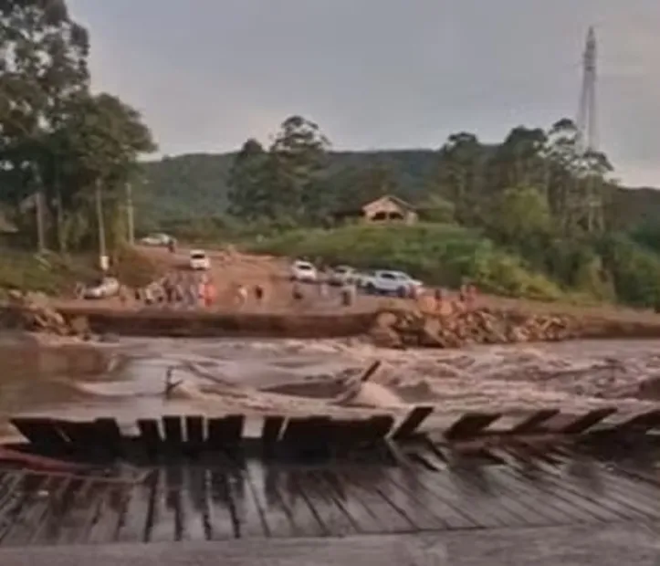 Imagem ilustrativa da imagem Ponte construída após enchente no RS é levada por correnteza