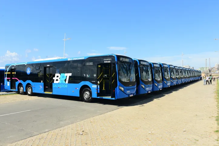 Imagem ilustrativa da imagem Prefeitura de Salvador entrega 40 novos ônibus com ar-condicionado