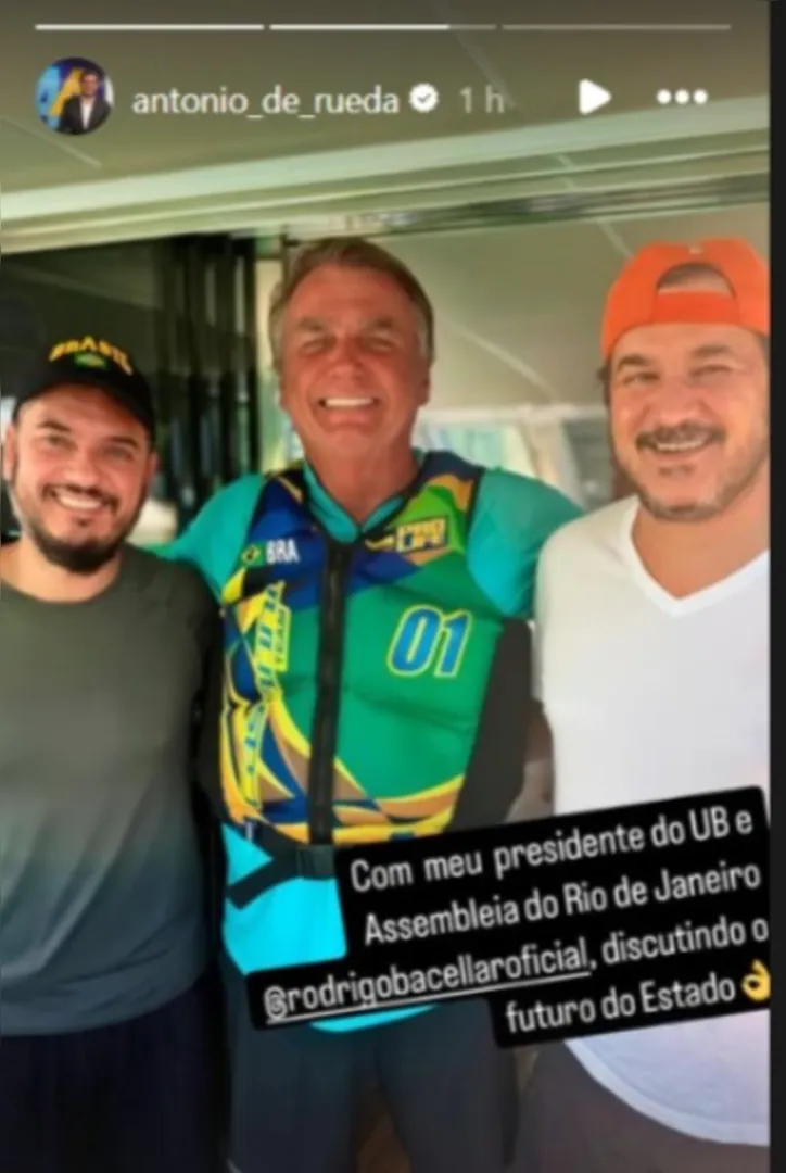 Imagem ilustrativa da imagem Presidente de partido aliado a Lula posa ao lado de Bolsonaro