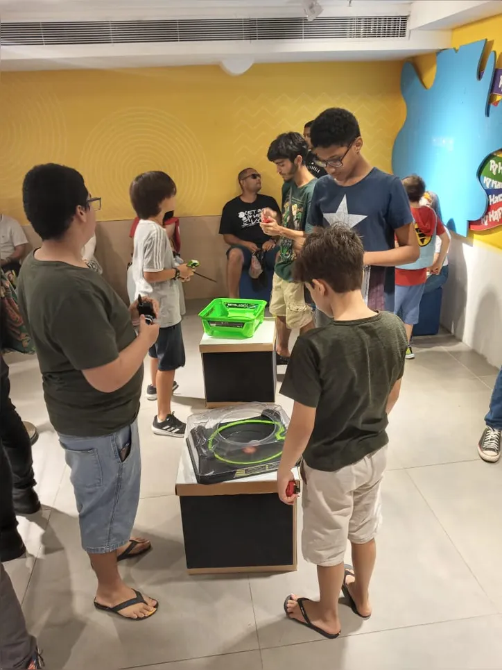 A cada três meses, o torneio premia os três melhores vencedores com um jogo de beyblade