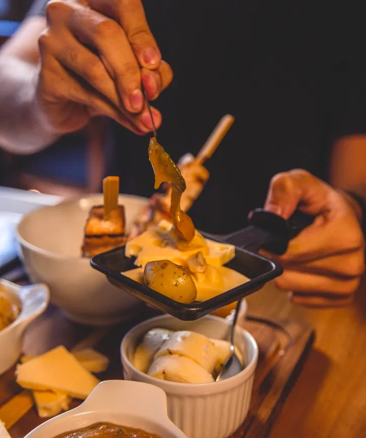 Imagem ilustrativa da imagem Queijos e tradição suíça na culinária do Racletto