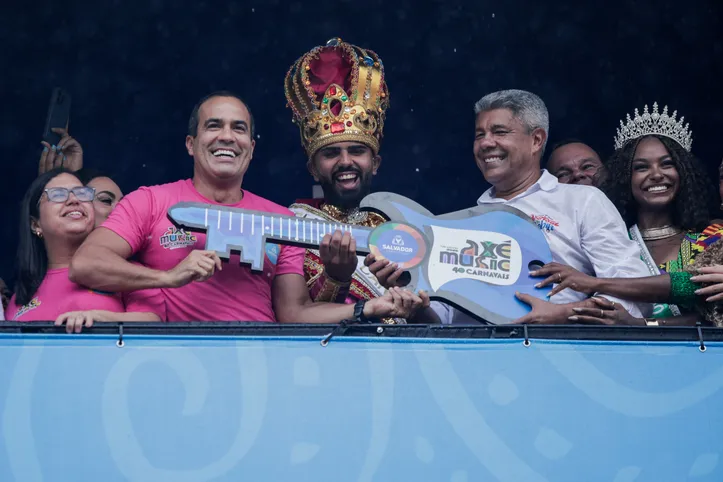 Rei Momo celebra a entrega das chaves da cidade do prefeito Bruno Reis e do governador Jerônimo Rodrigues