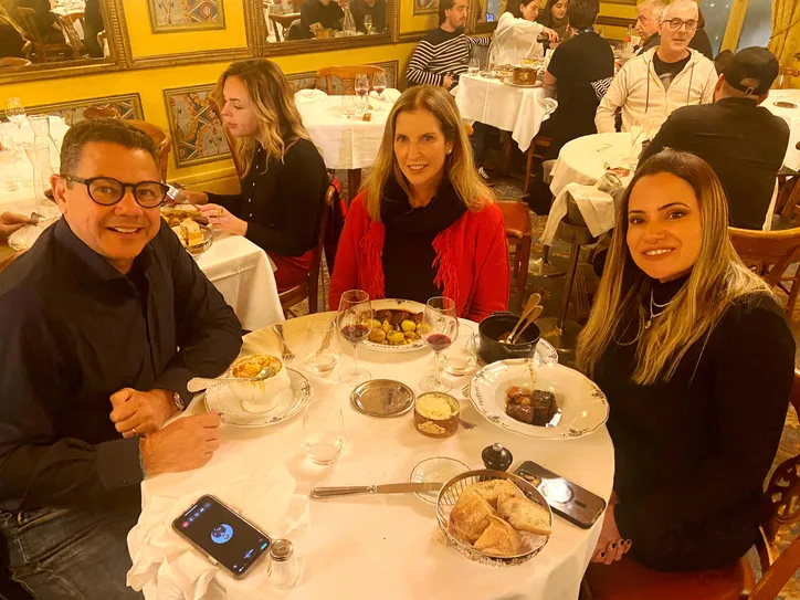 Marcelo e Monica com Fernanda Possa no Lê Procope, em Paris